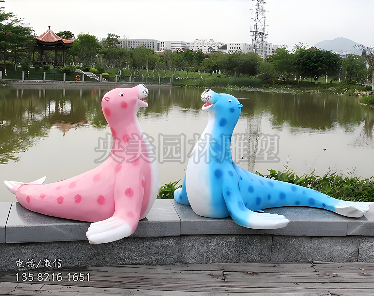 彩繪斑點圖案海豹雕塑