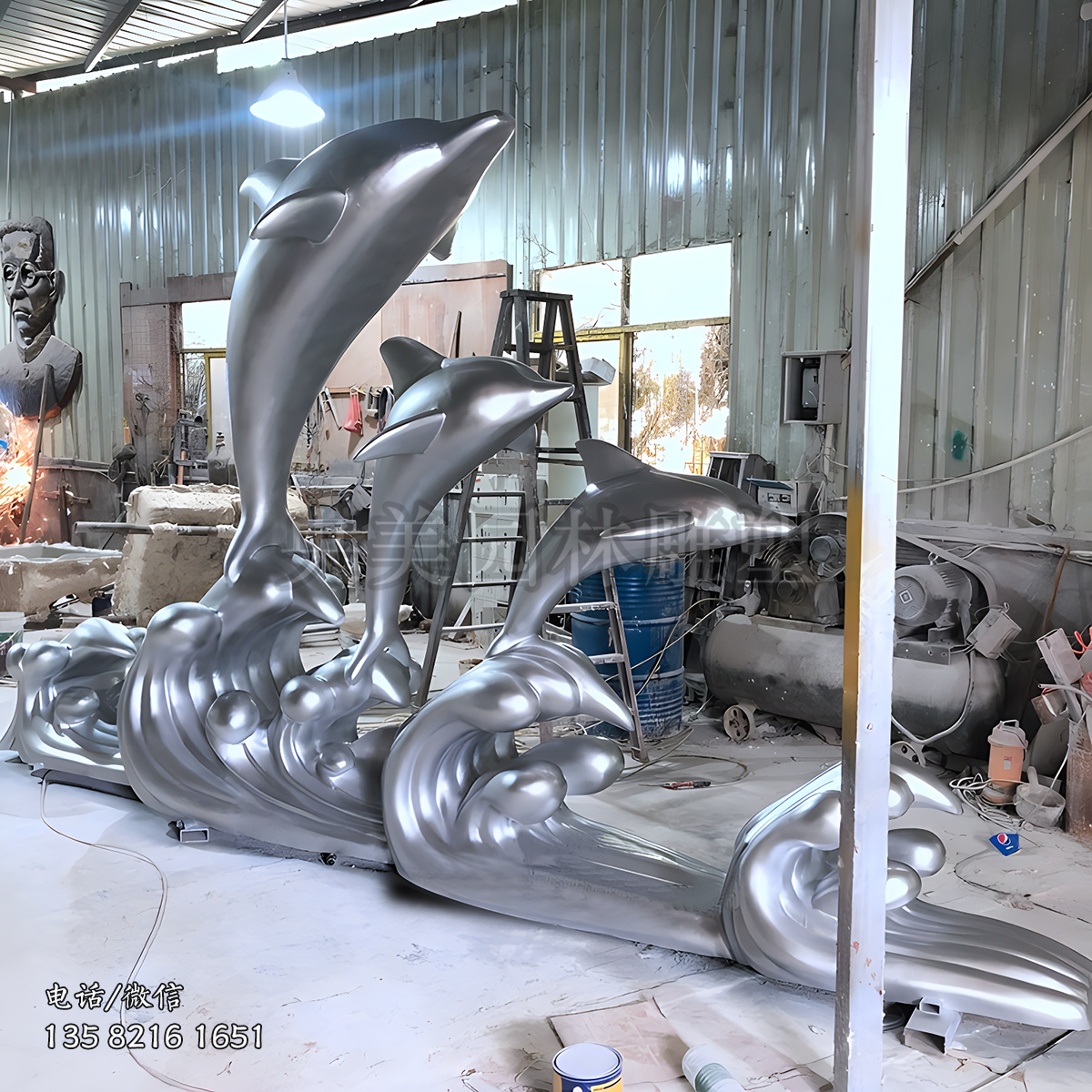 銀色玻璃鋼沖浪海豚景觀雕塑