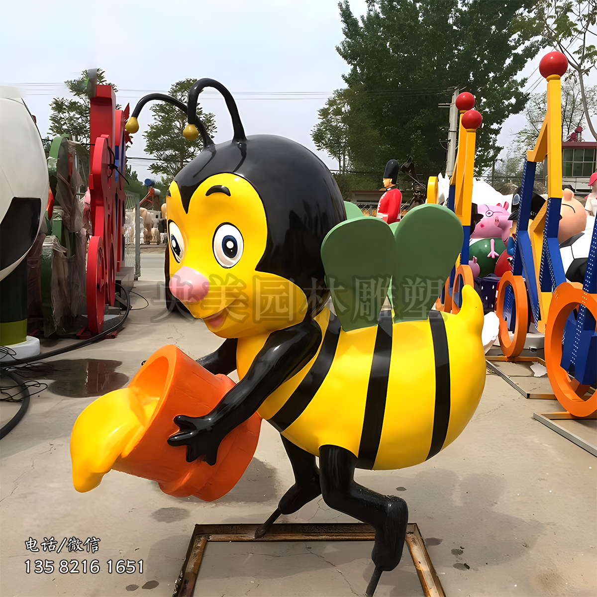 倒蜂蜜的卡通蜜蜂造型