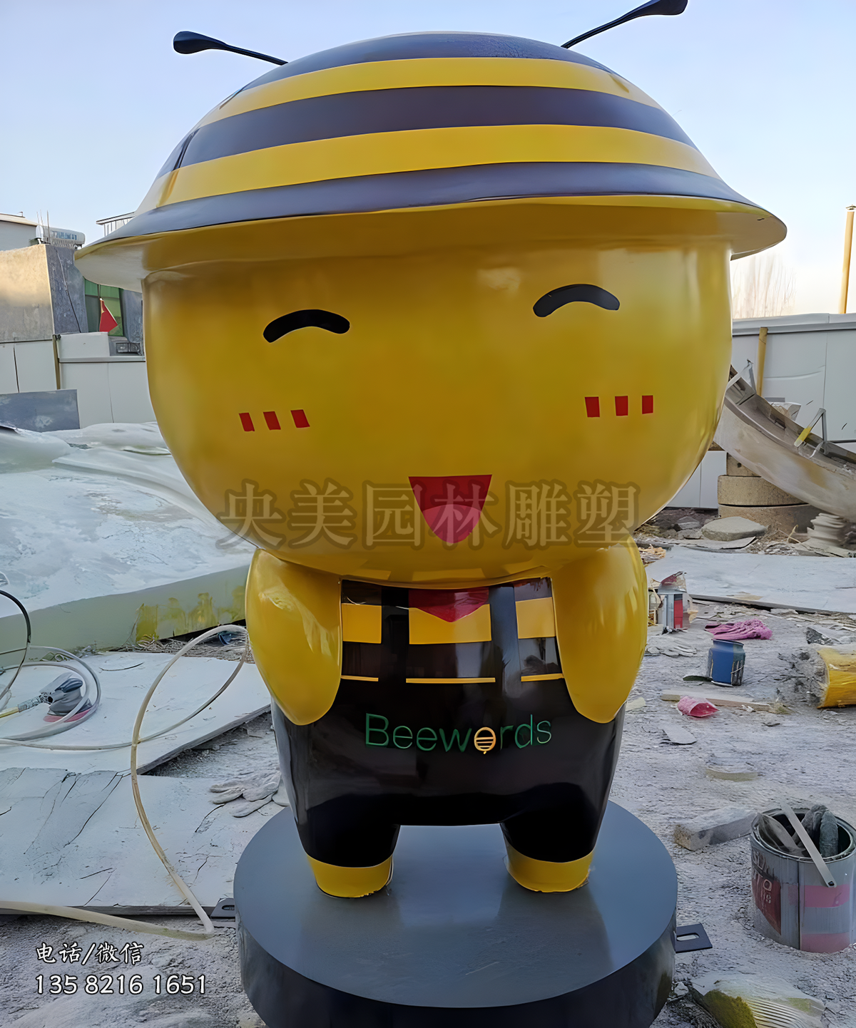 雙手插兜的可愛(ài)蜜蜂公仔