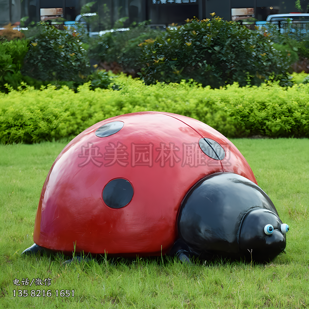 草地上擺放的大號(hào)玻璃鋼瓢蟲(chóng)雕塑