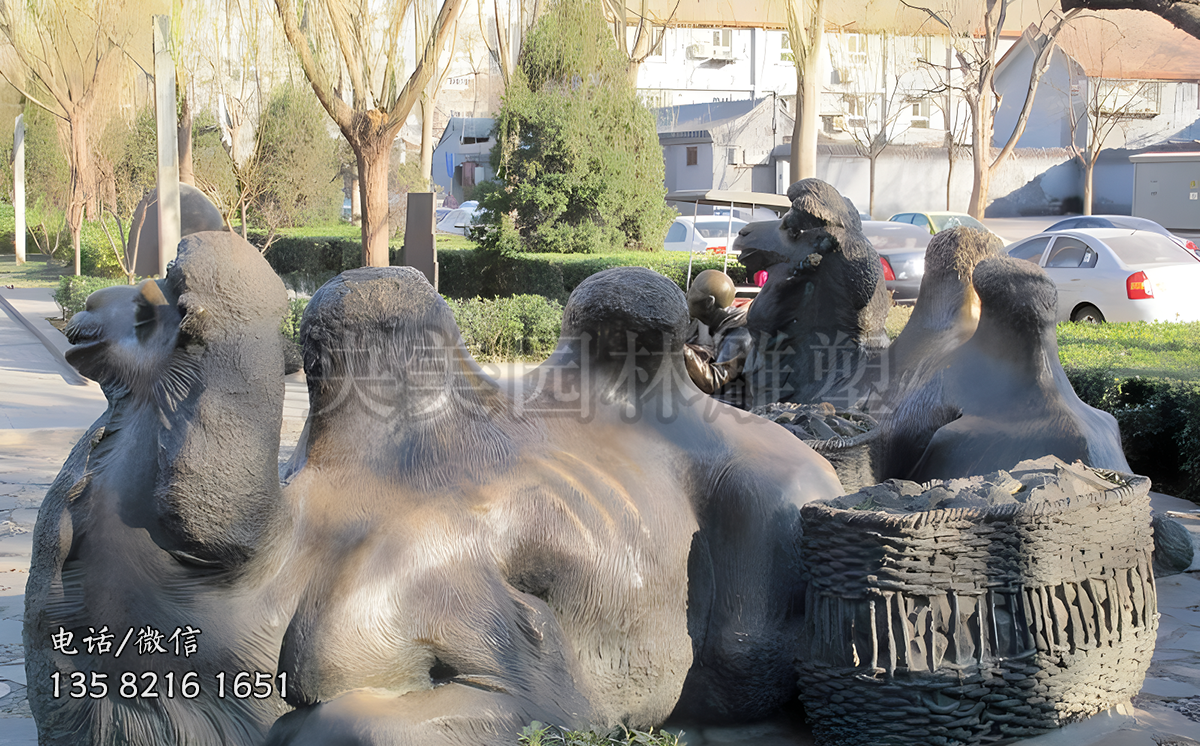 趴地上休息的駱駝銅雕