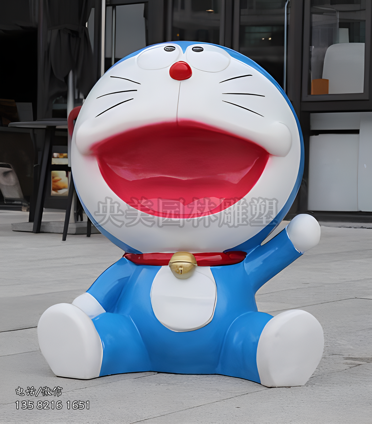 坐地上的哆啦A夢雕塑