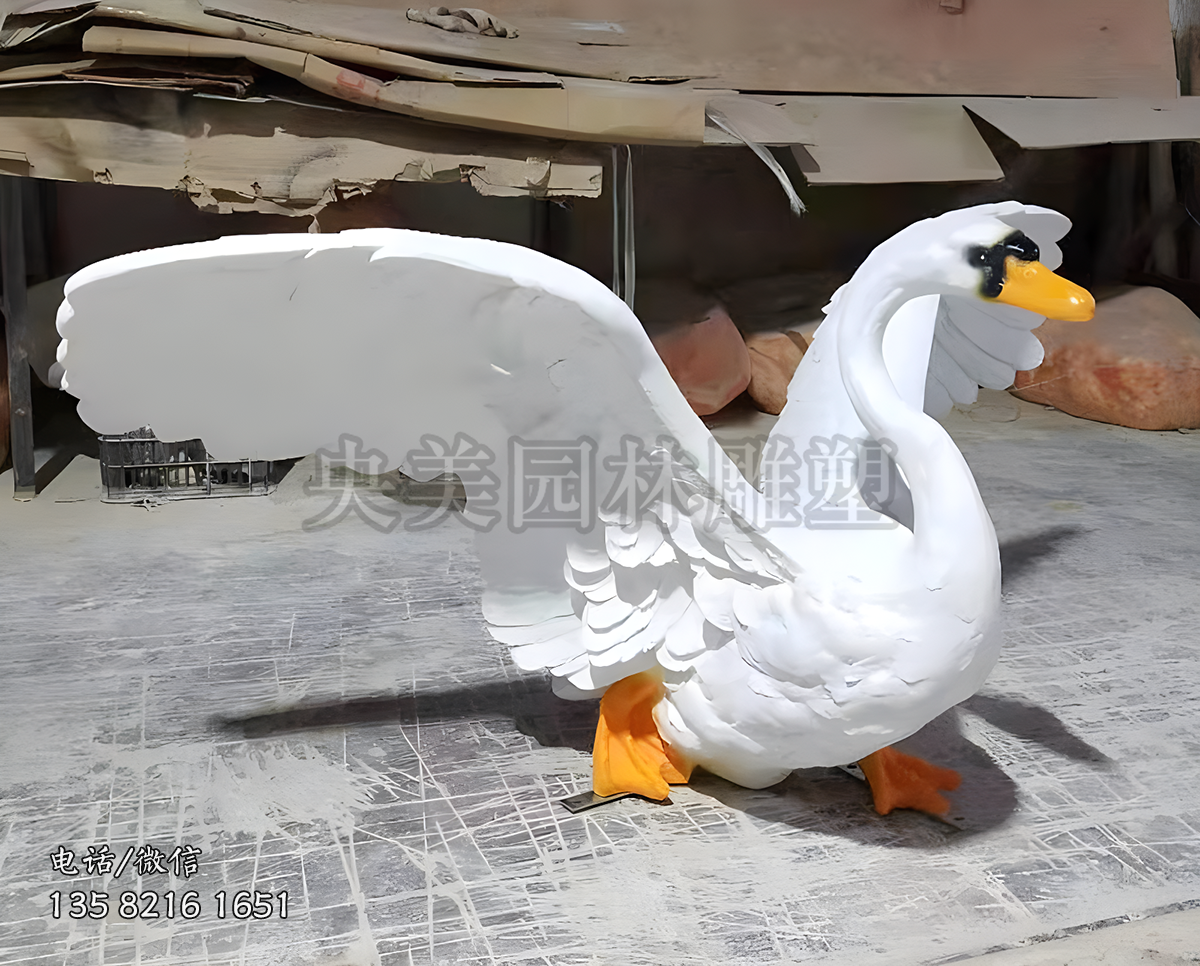 張開翅膀的大天鵝雕塑