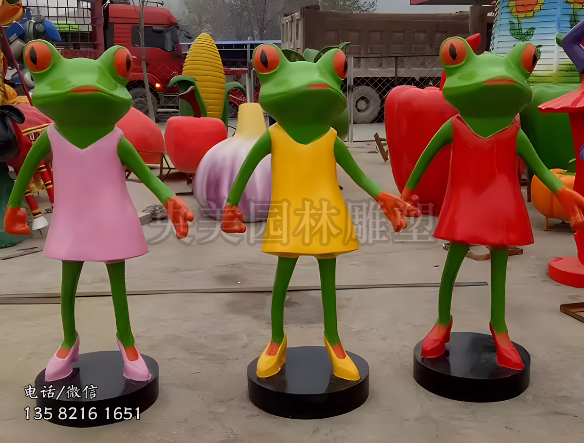 穿裙子的卡通青蛙雕塑