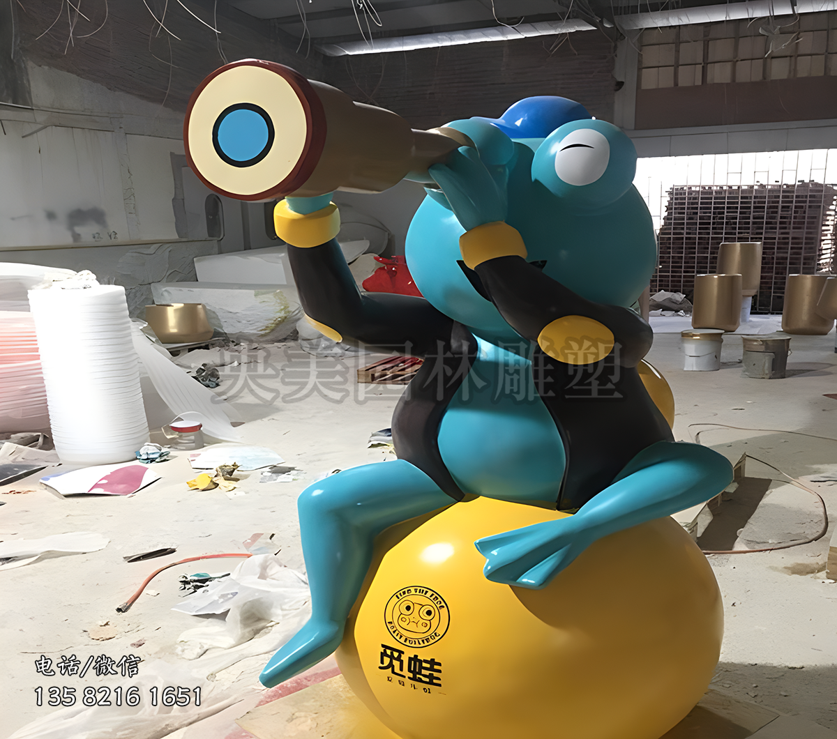 手持望遠(yuǎn)鏡觀看的青蛙雕塑