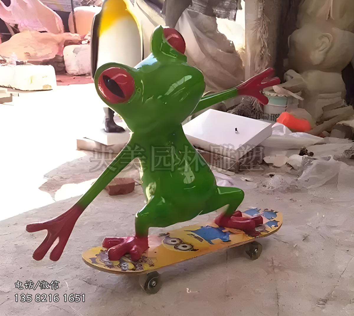 萬滑板車的青蛙雕塑