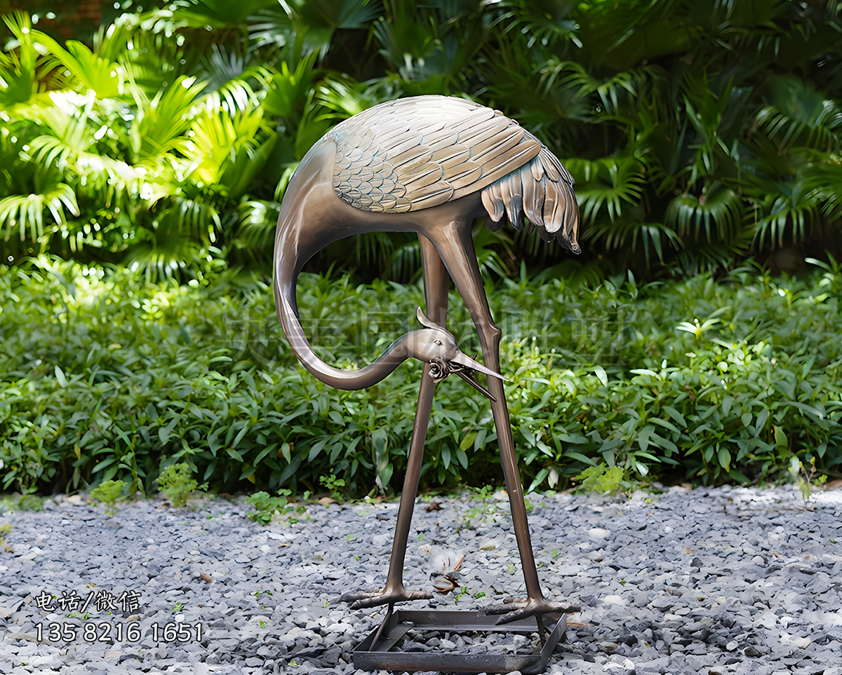 嘴里銜著一朵玫瑰，低頭后視的仿銅仙鶴雕塑