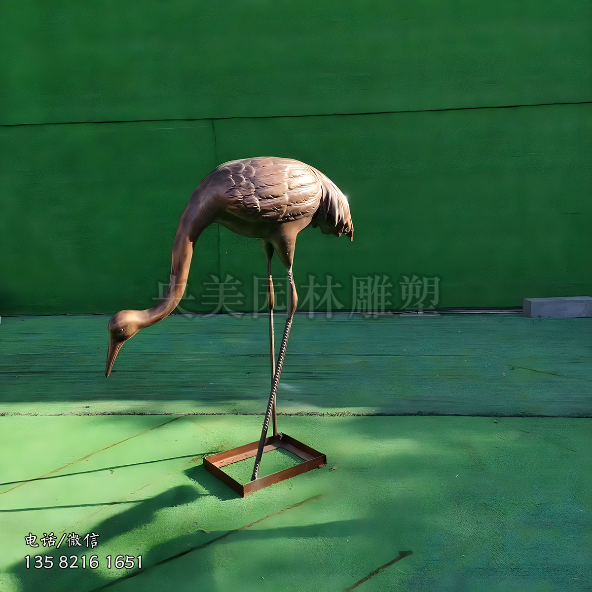 低頭覓食的仿銅鶴雕塑