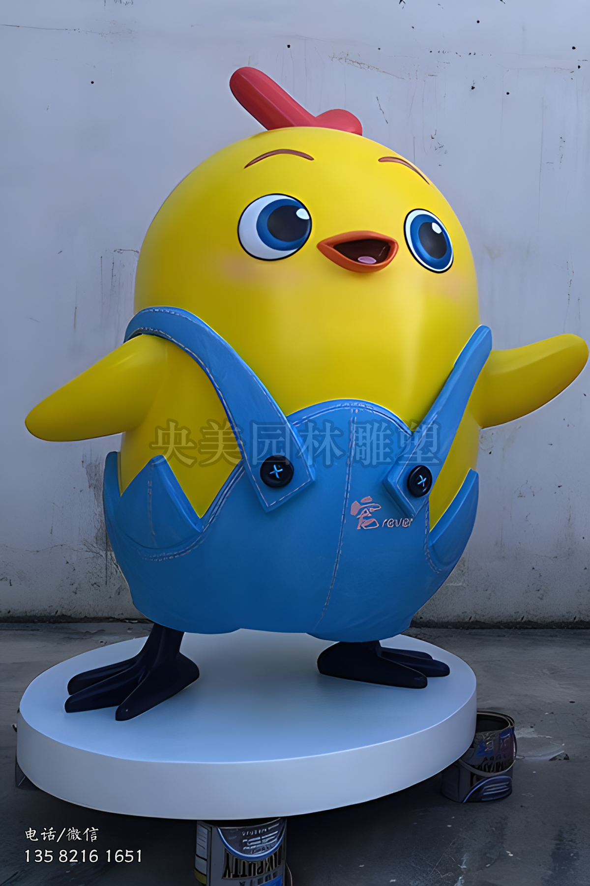 穿背帶褲的卡通小雞雕塑（男）