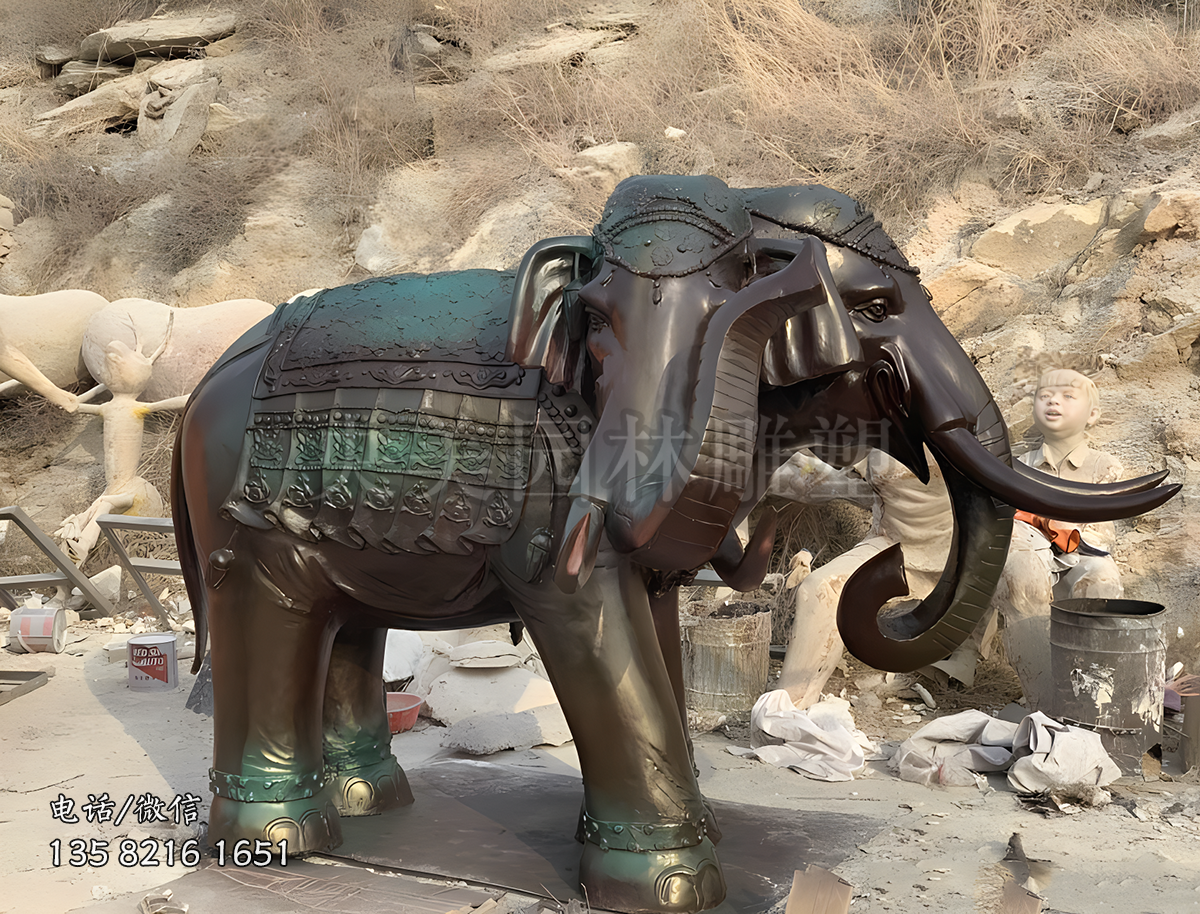 三個(gè)頭的青銅大象雕塑