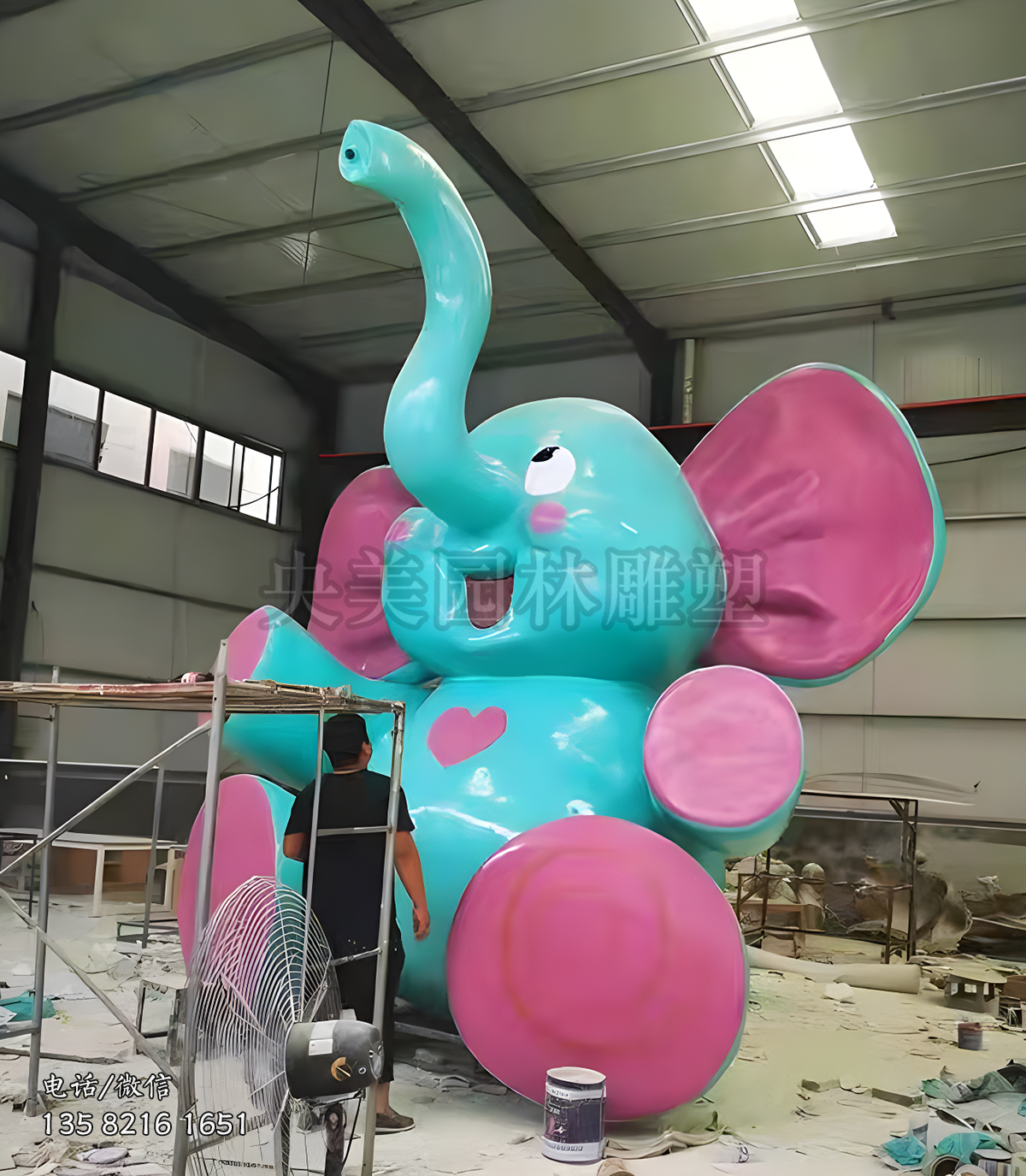 坐地上抬鼻子看天的卡通大象雕塑