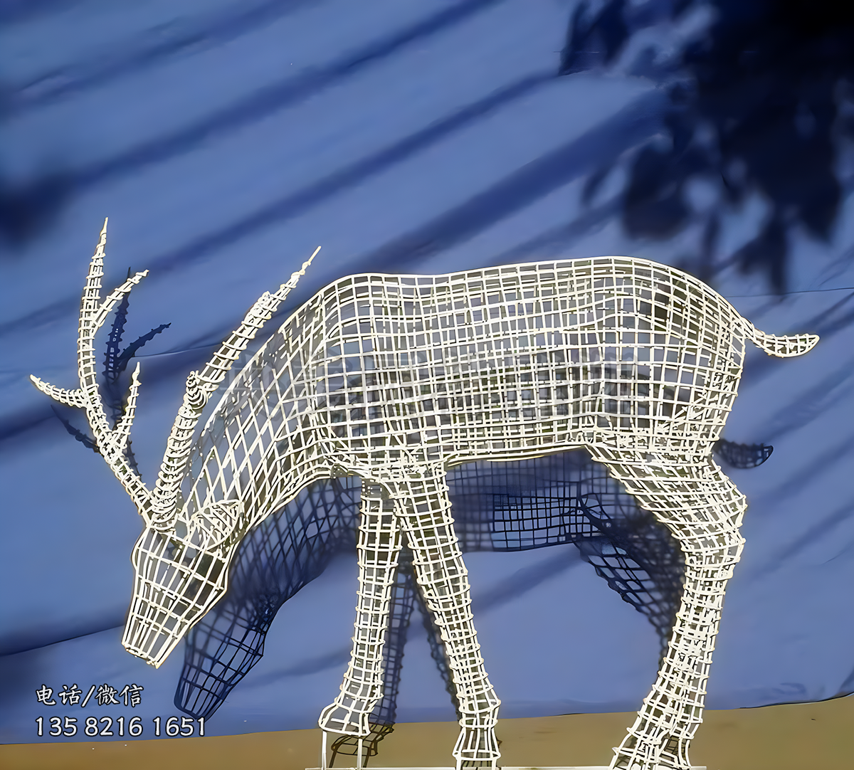 不銹鋼鏤空低頭的網(wǎng)格梅花鹿雕塑