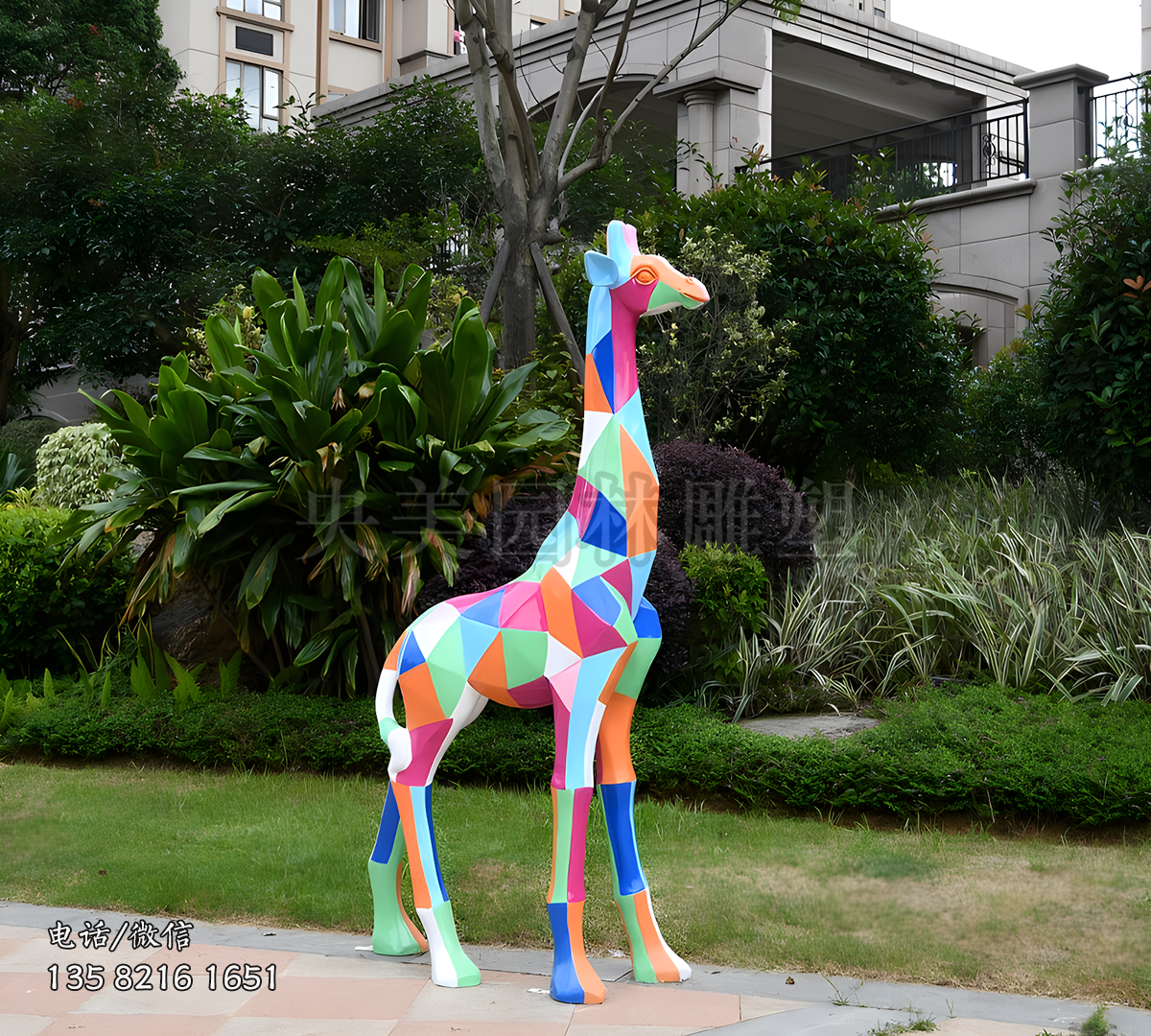 玻璃鋼彩繪塊面長頸鹿雕塑