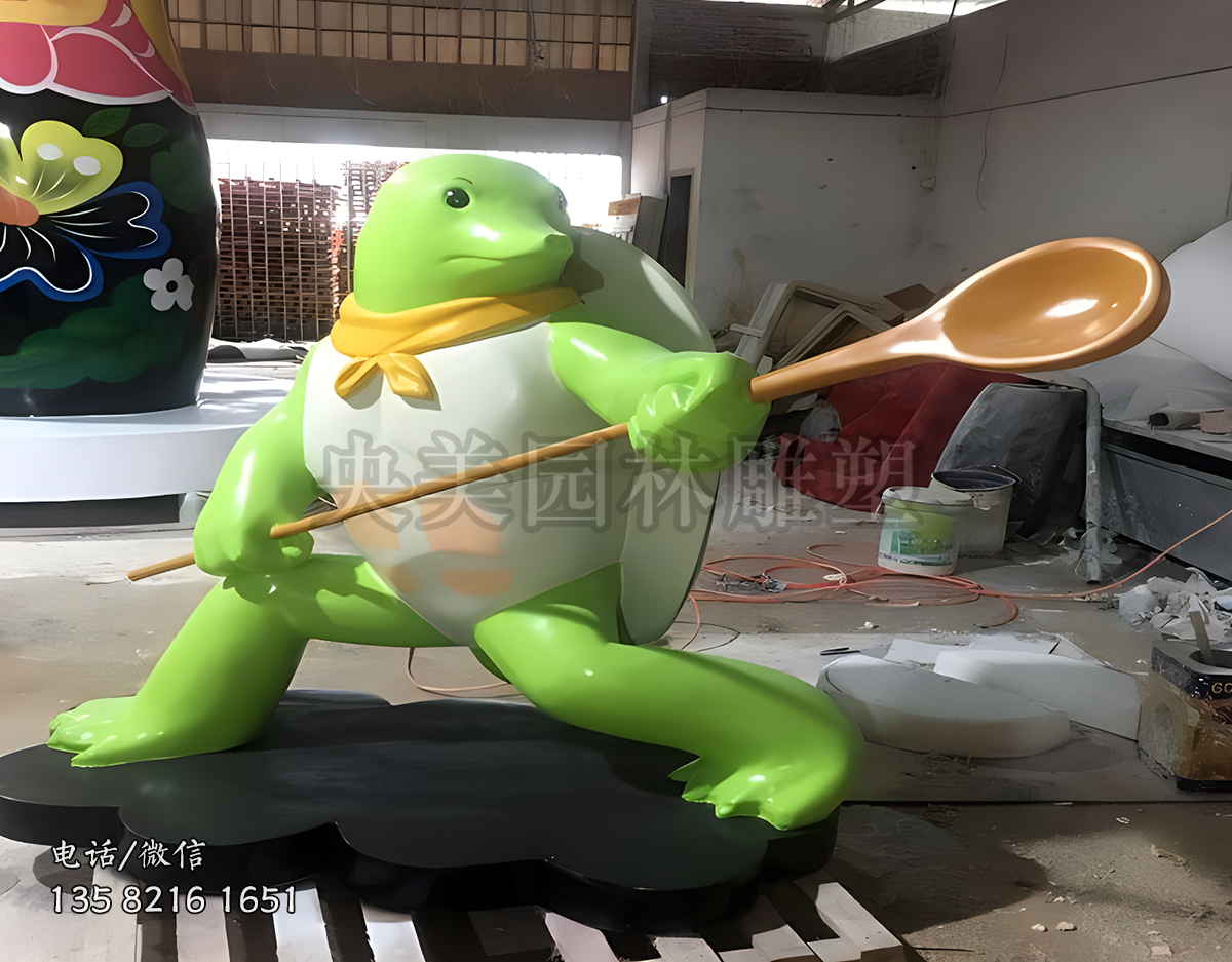 功夫龜，雙手拿勺子的卡通烏龜造型雕塑