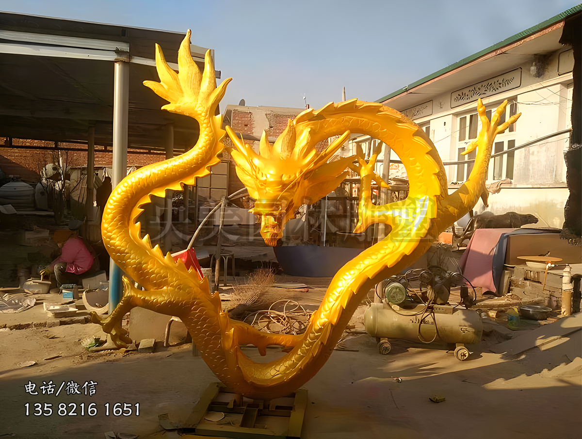 漆金盤旋的銅雕龍