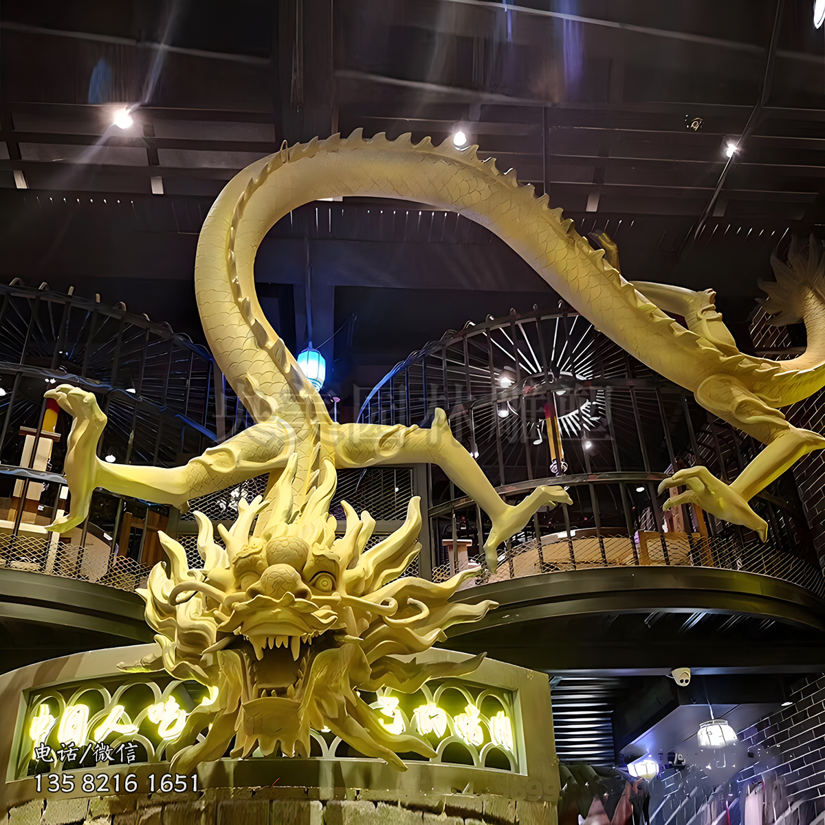 騰云駕霧的銅雕龍