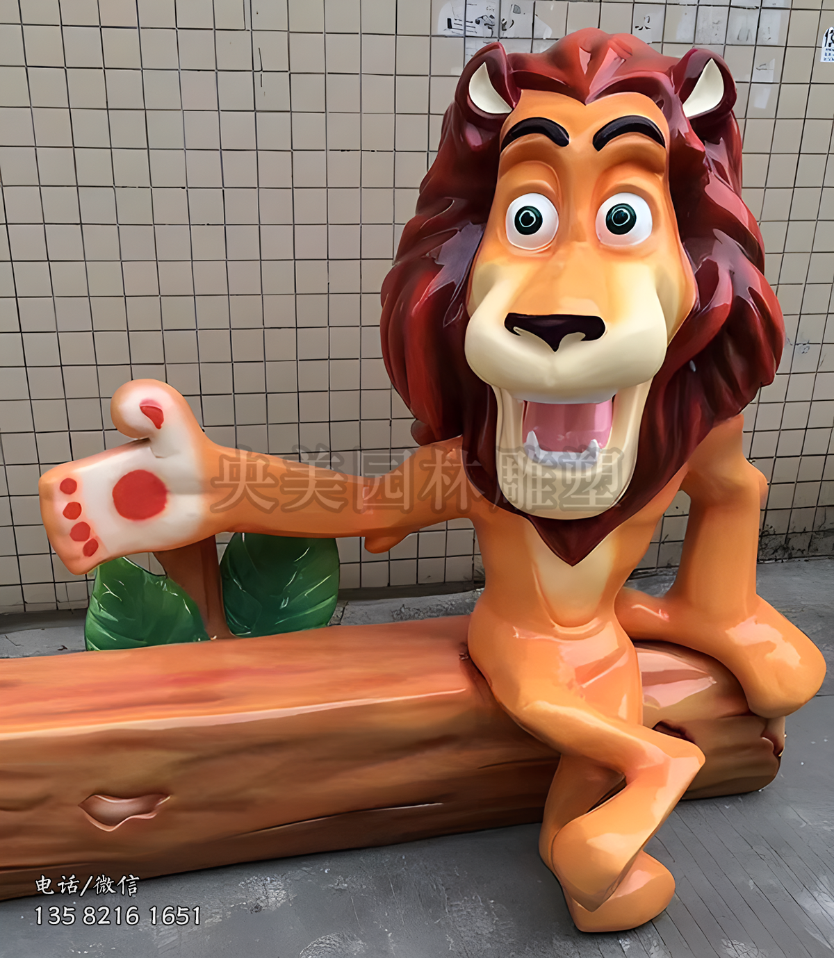 獅子王造型坐凳子上的卡通獅子雕塑