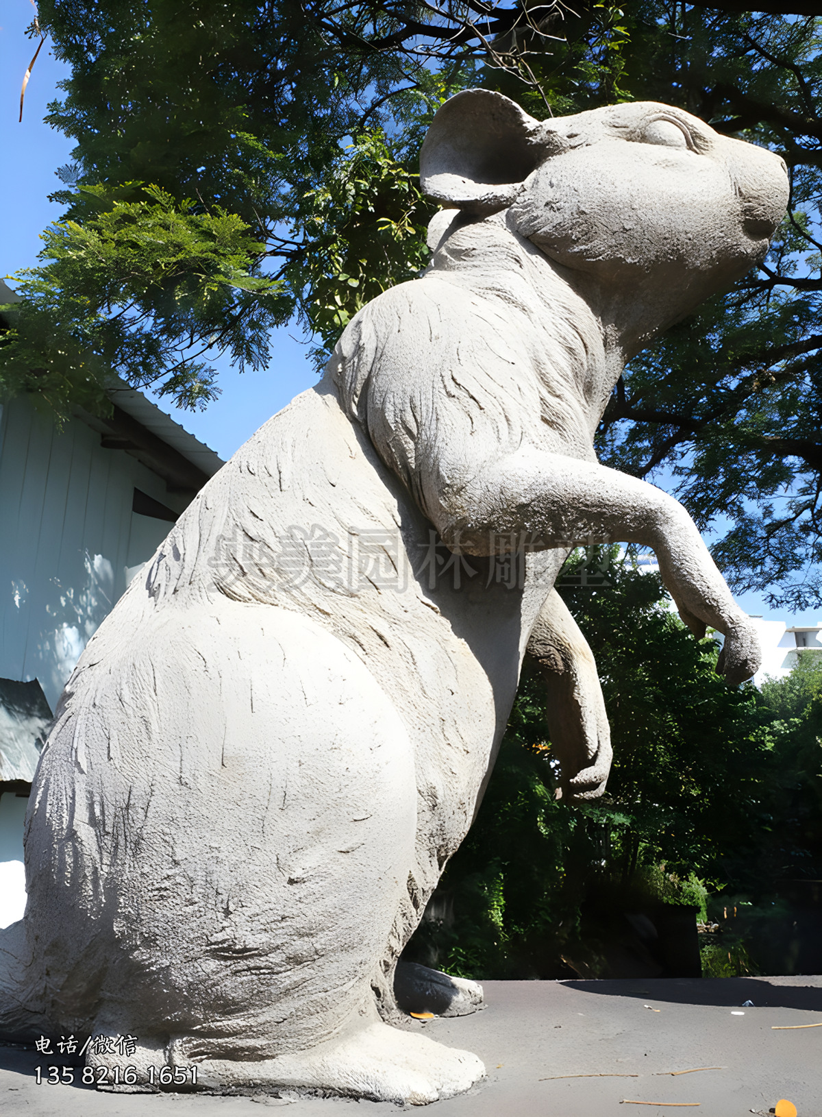 站立的大型老鼠石雕