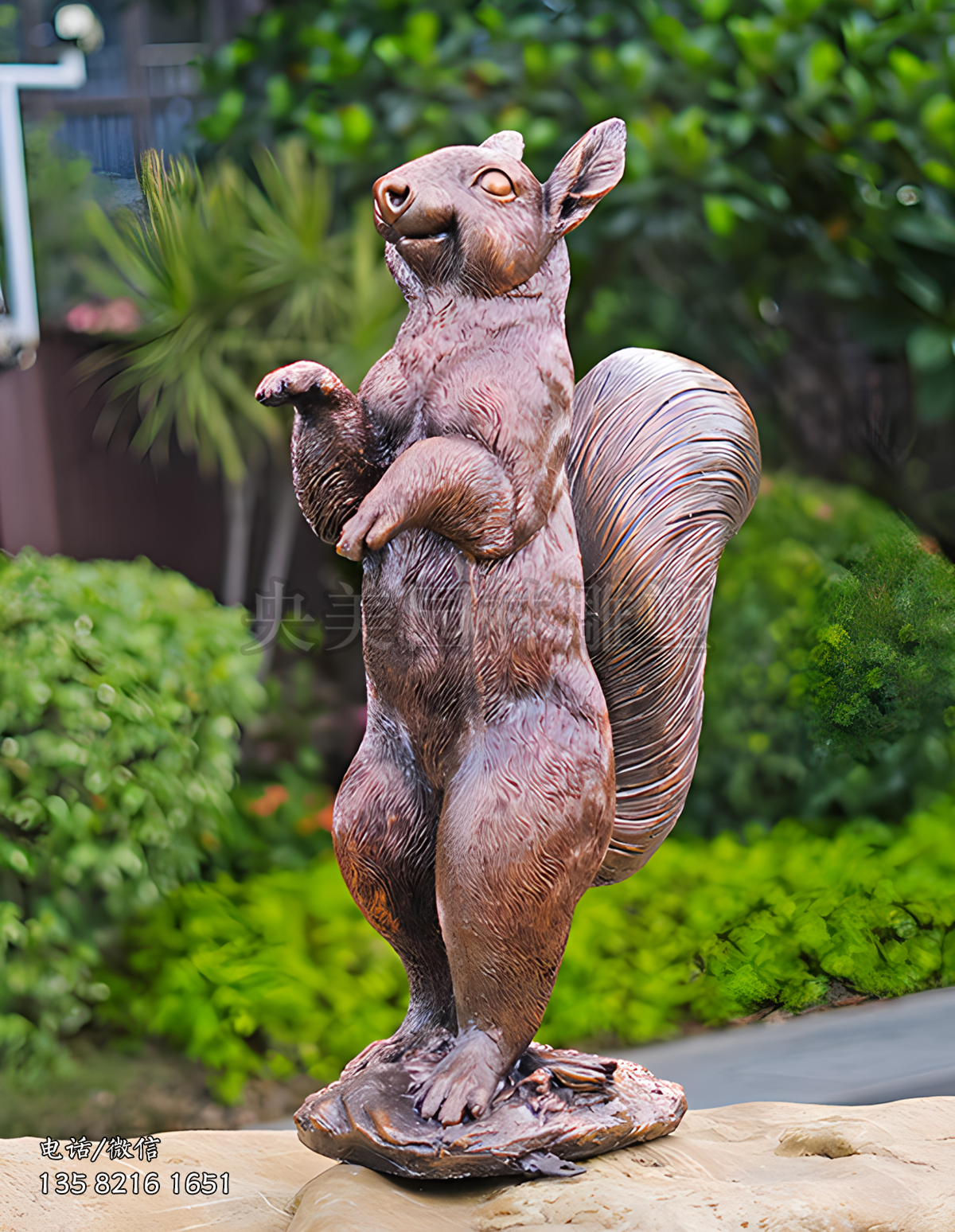 一只直立而起的鑄銅松鼠雕塑