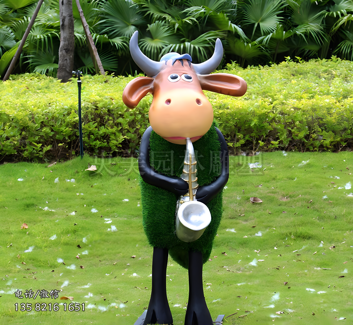 吹薩克斯的草皮牛雕塑