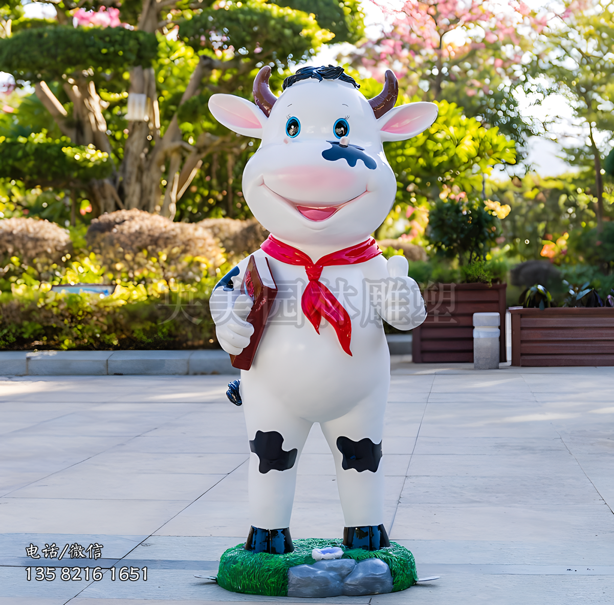 系紅領(lǐng)巾的卡通奶牛雕塑