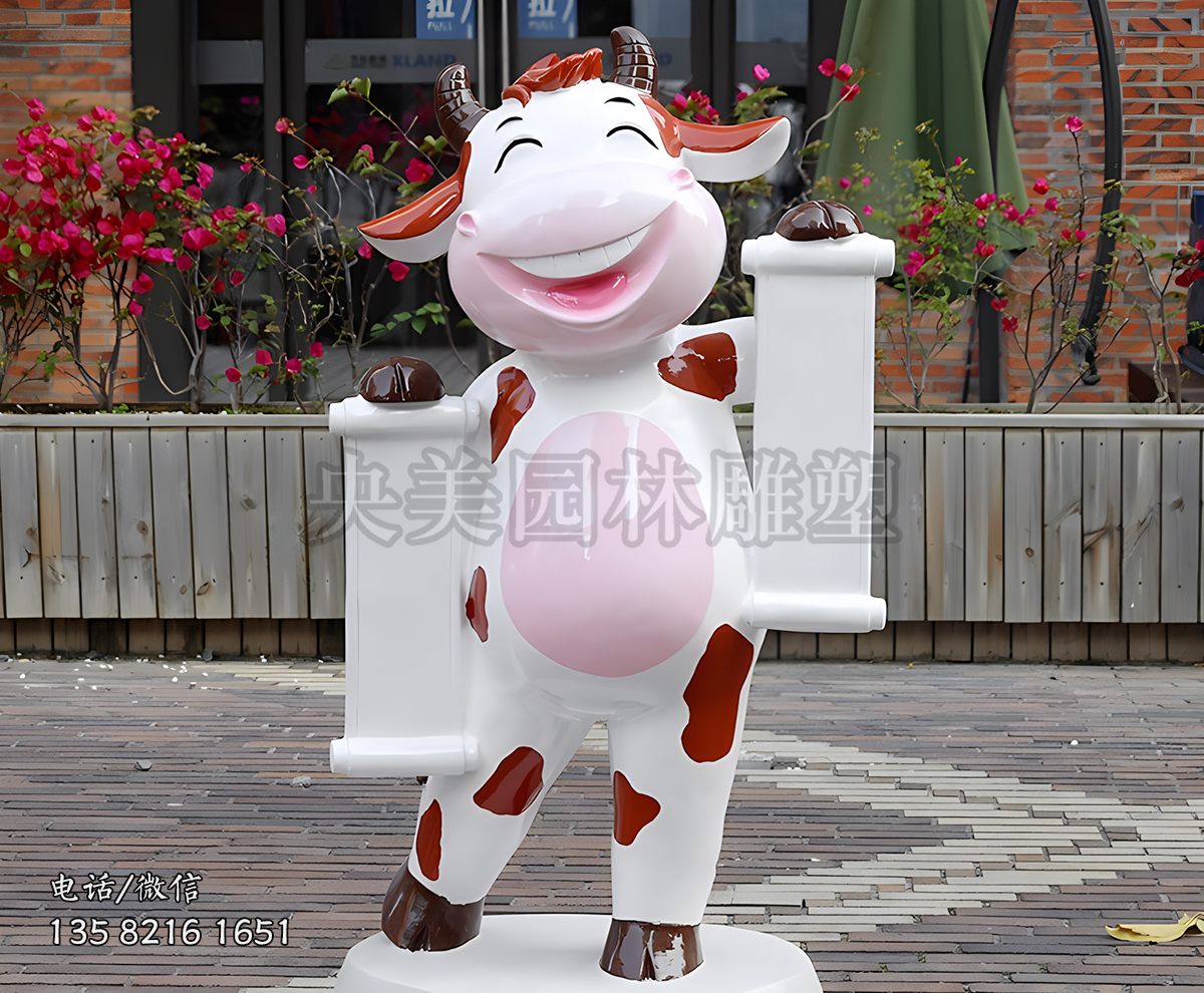 雙手拿著告示牌的卡通奶牛雕塑