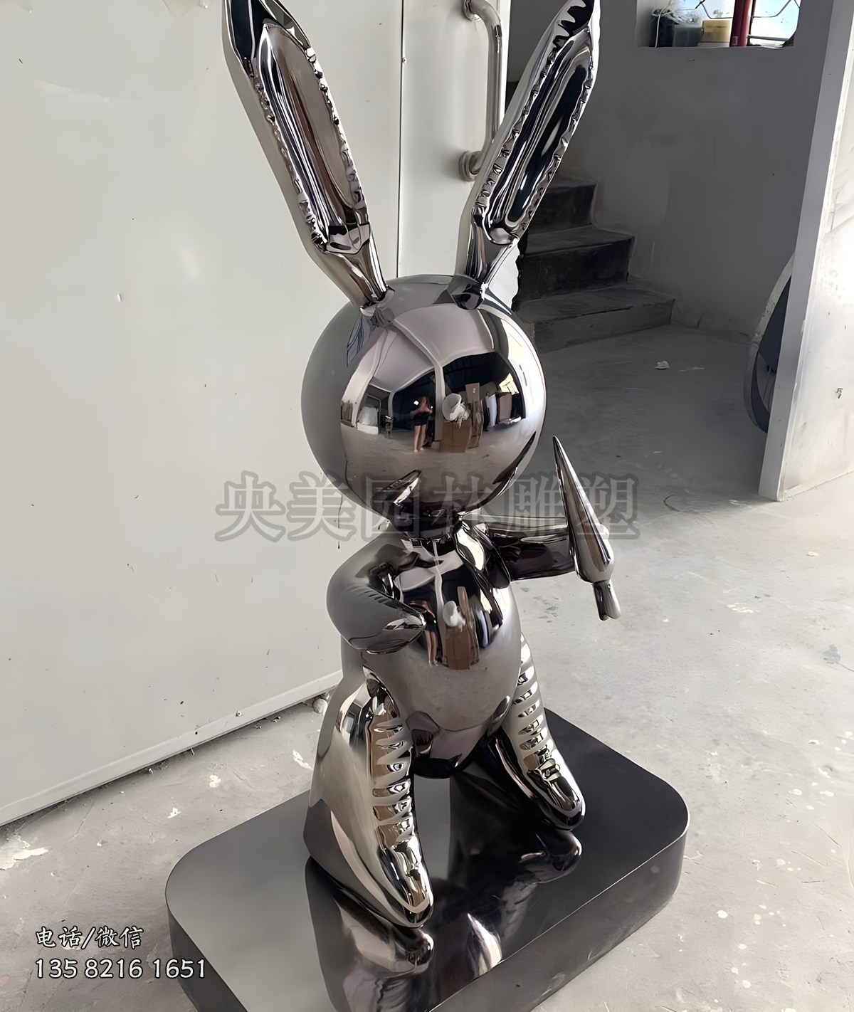 吃胡蘿卜的鏡面不銹鋼兔子雕塑