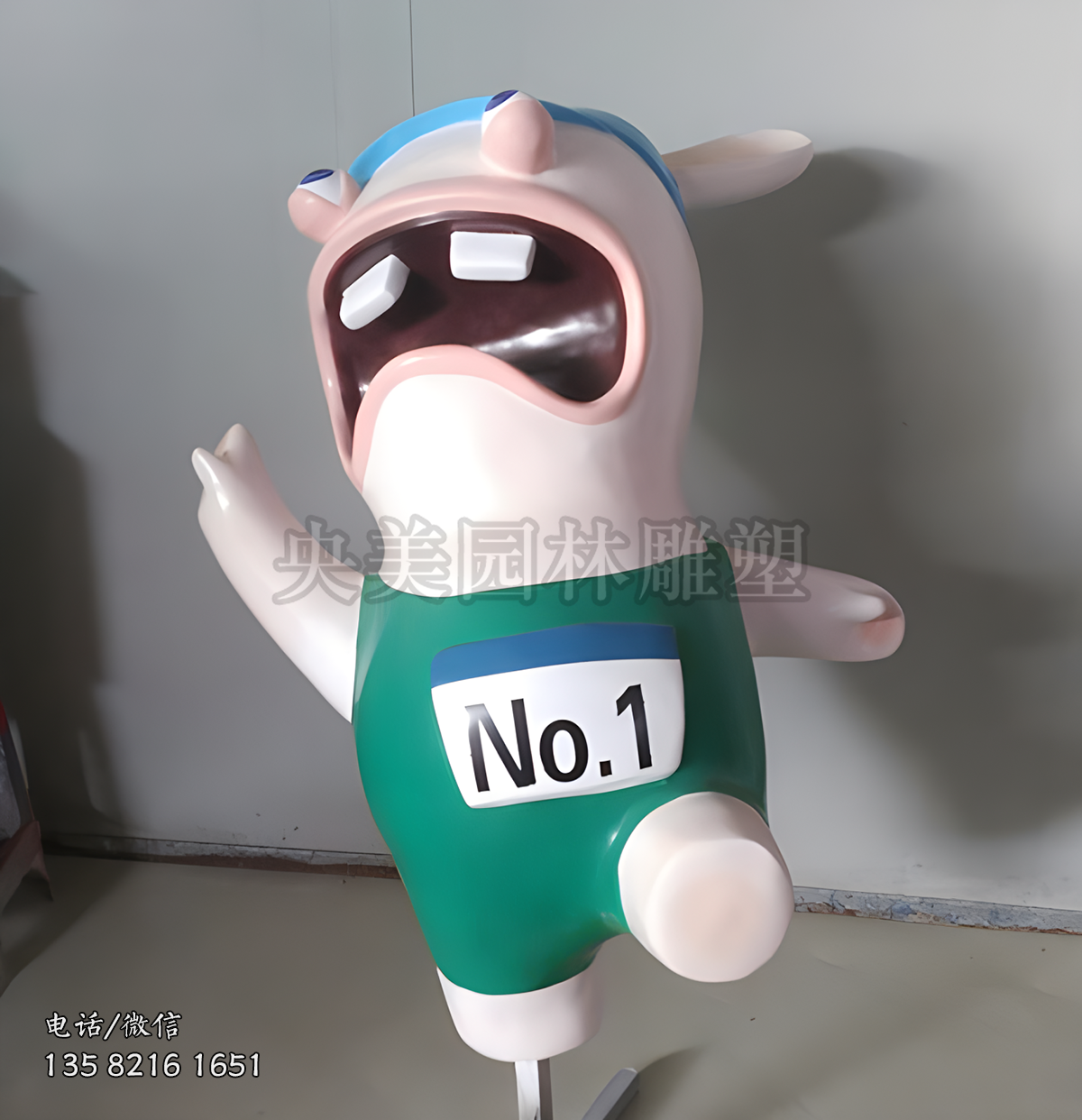 賽跑第一的卡通兔子雕塑造型