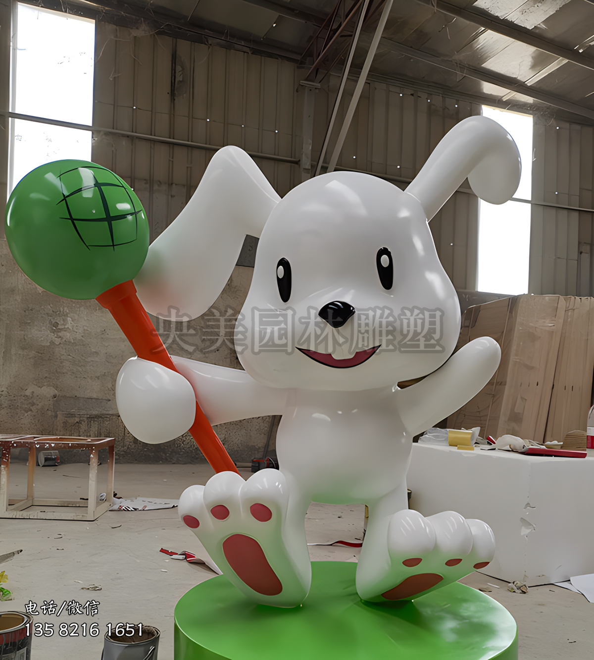 跳躍落地的兔子卡通造型雕塑