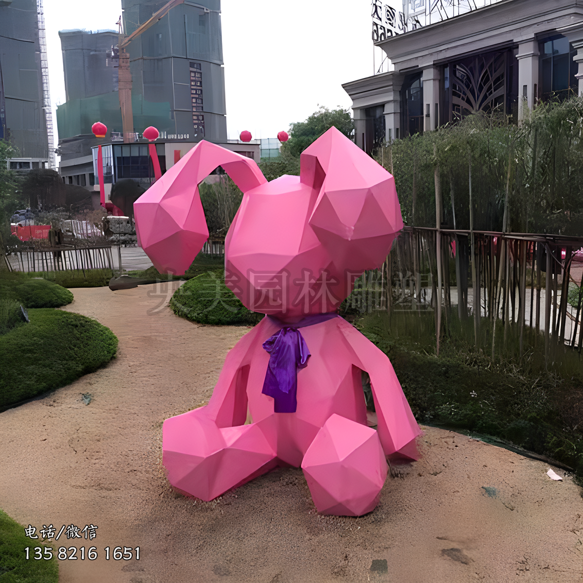 坐地上的不銹鋼幾何型兔子雕塑