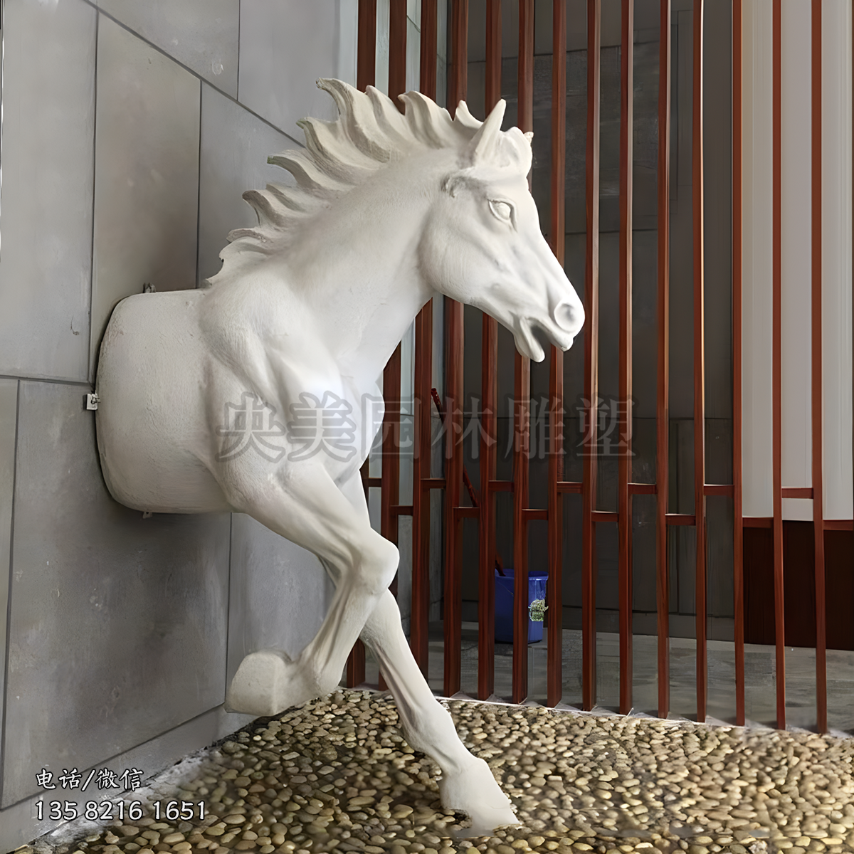 白色玻璃鋼穿墻馬雕塑