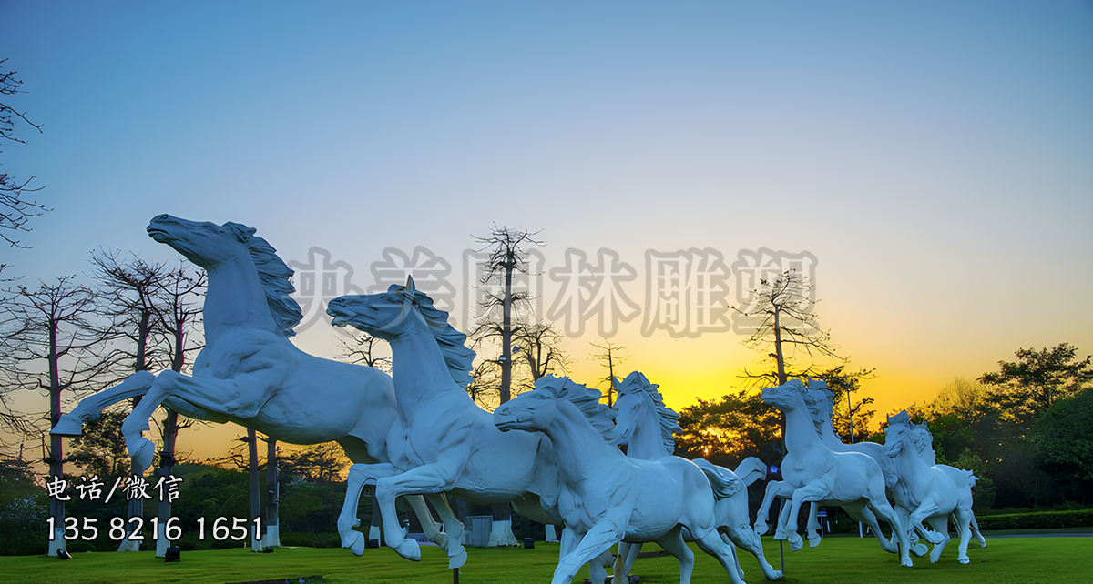 一群白色的奔馬雕塑