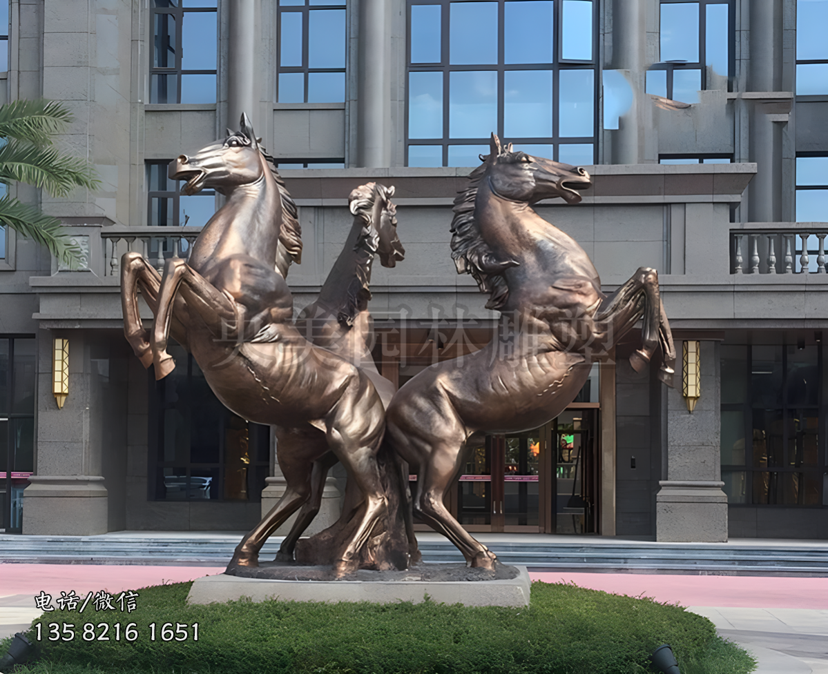 三只鑄銅馬兒組成的景觀動物雕塑