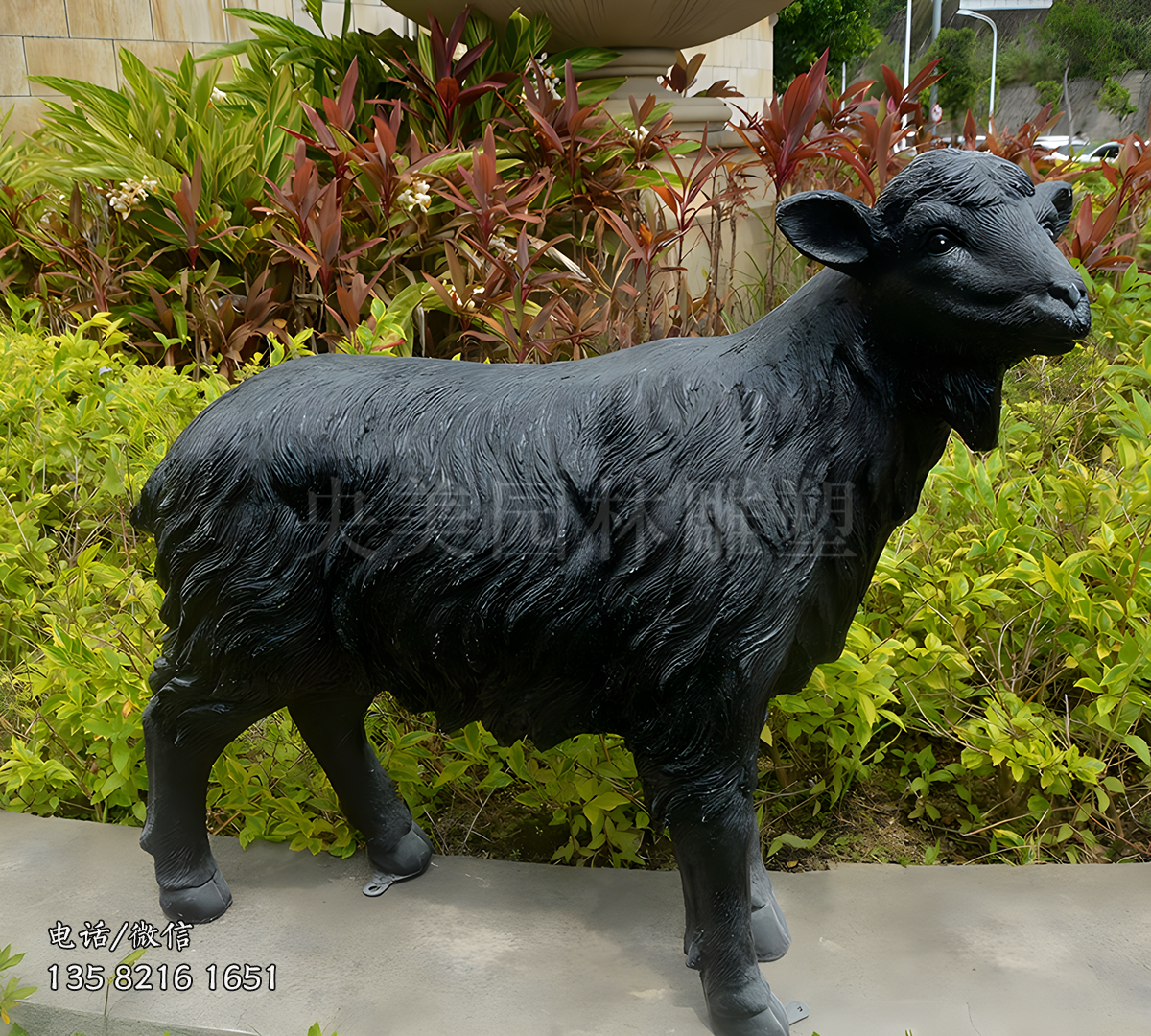 黑色山羊仿真動物雕塑