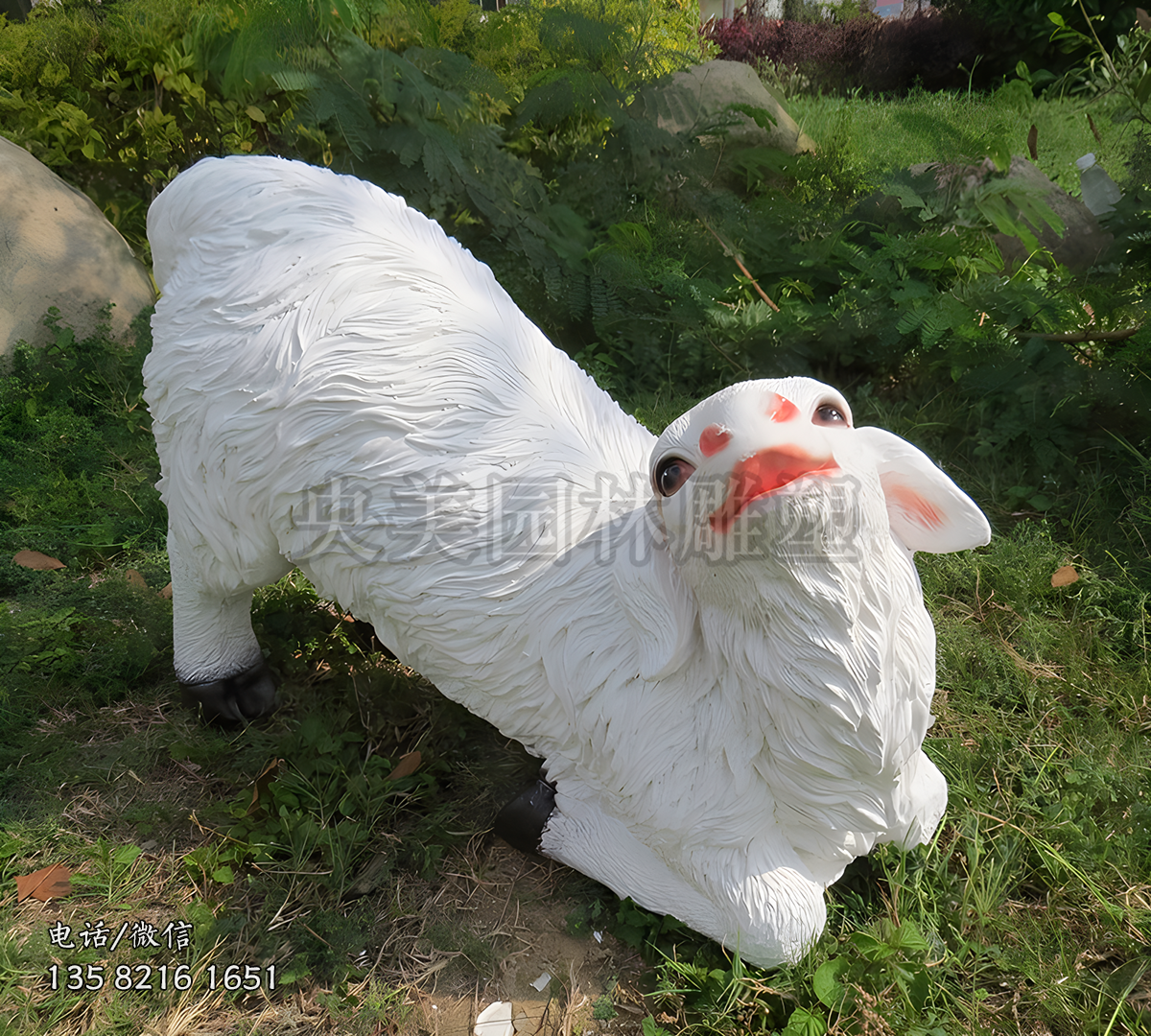 前腳跪地的仿真小綿羊玻璃鋼雕塑