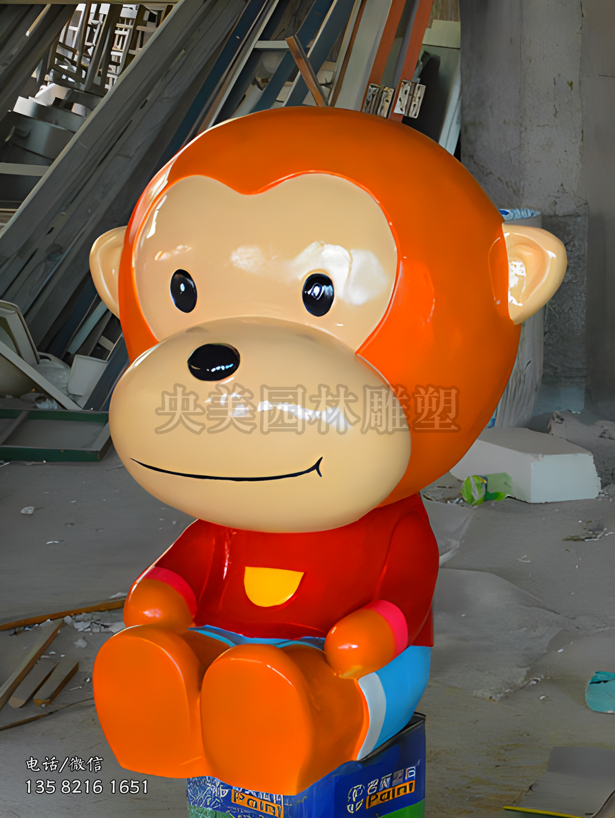 席地而坐的卡通猴子雕塑