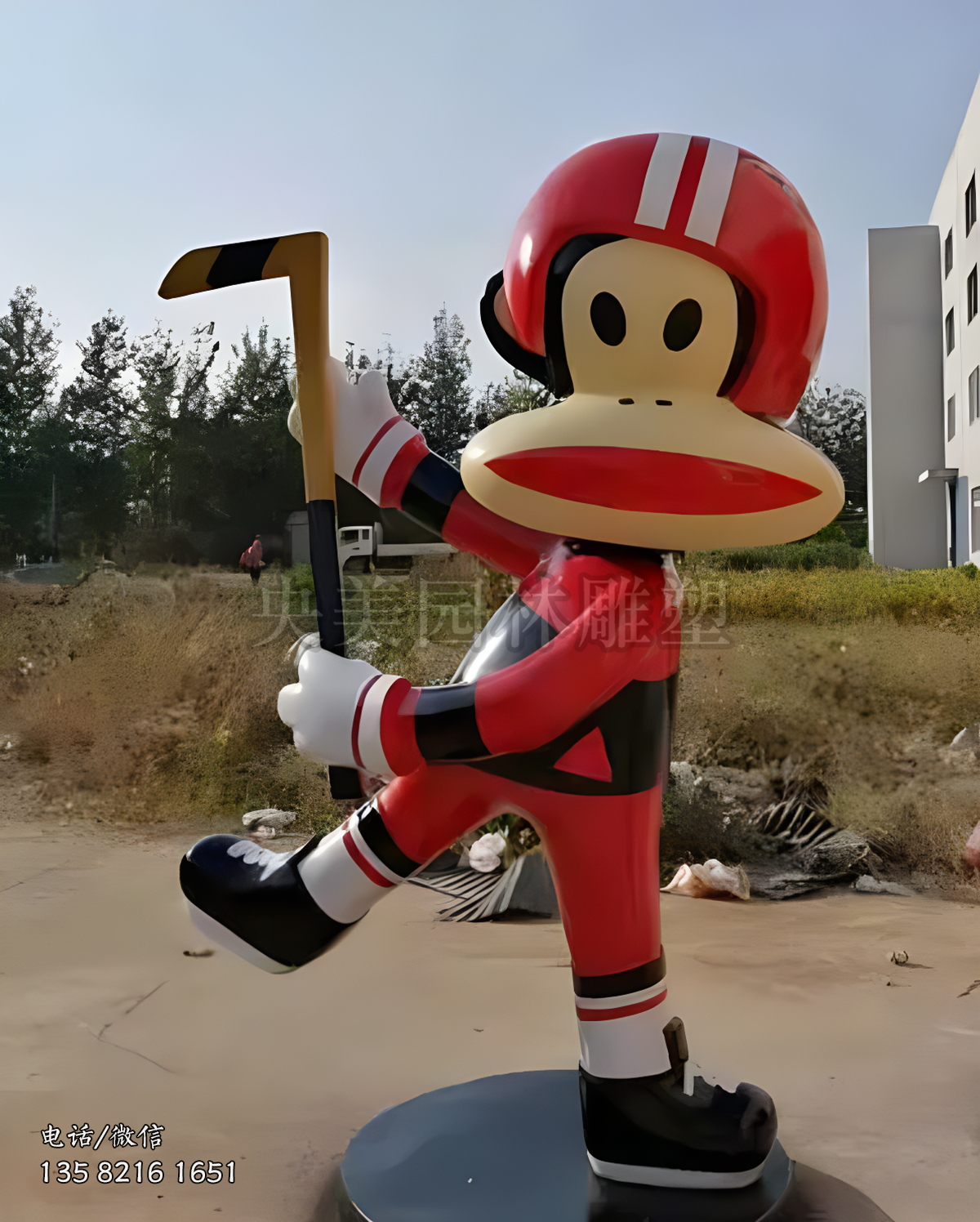 打冰球的卡通猴子造型雕塑