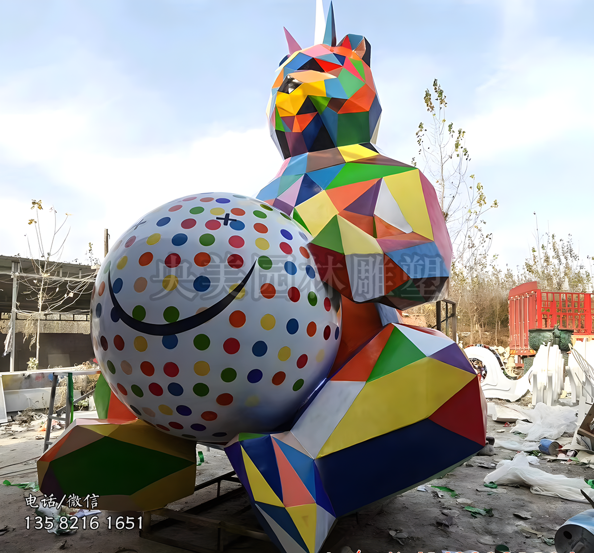 坐地上抱球的切面熊雕塑