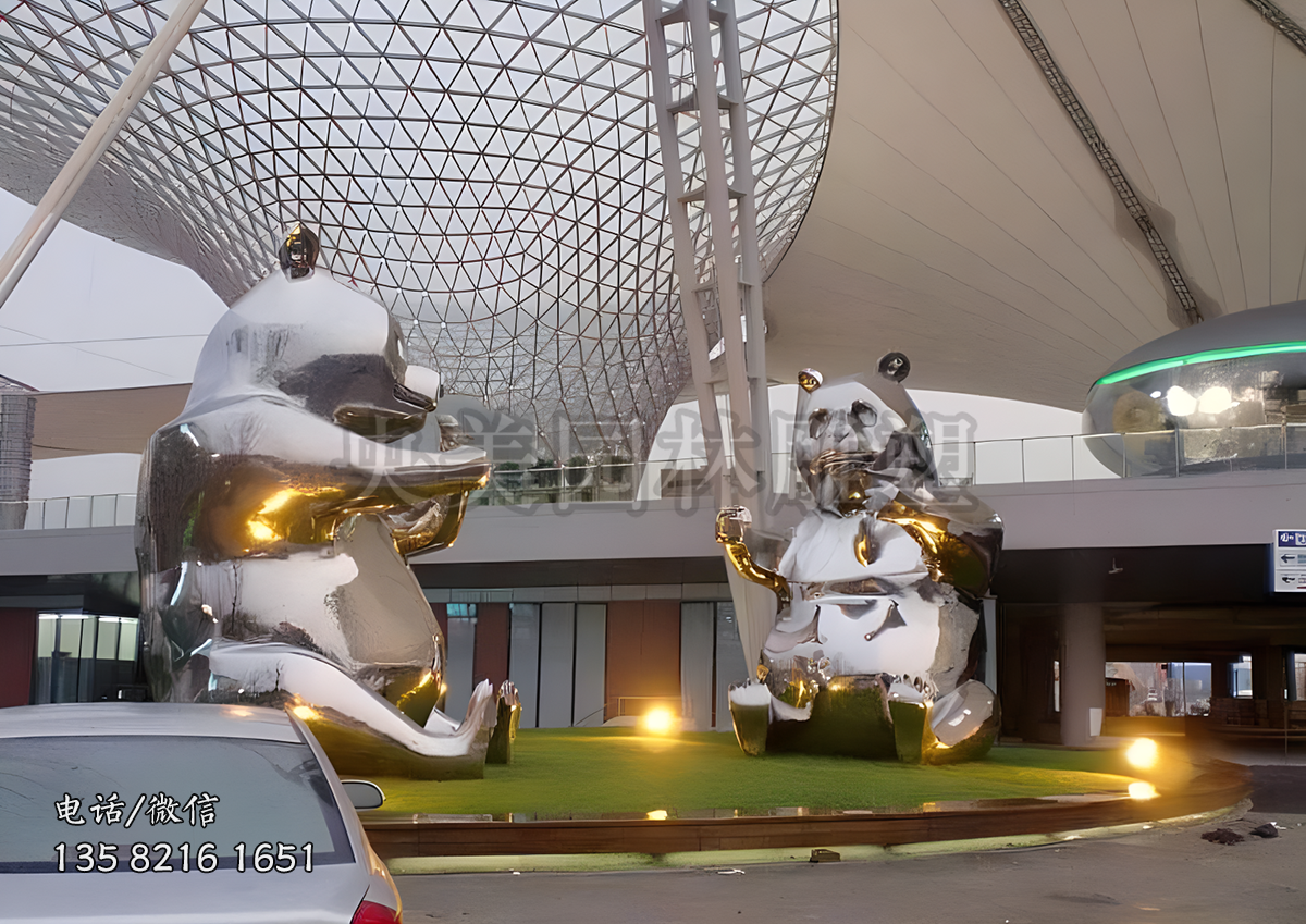 席地而坐鏡面不銹鋼熊貓雕塑