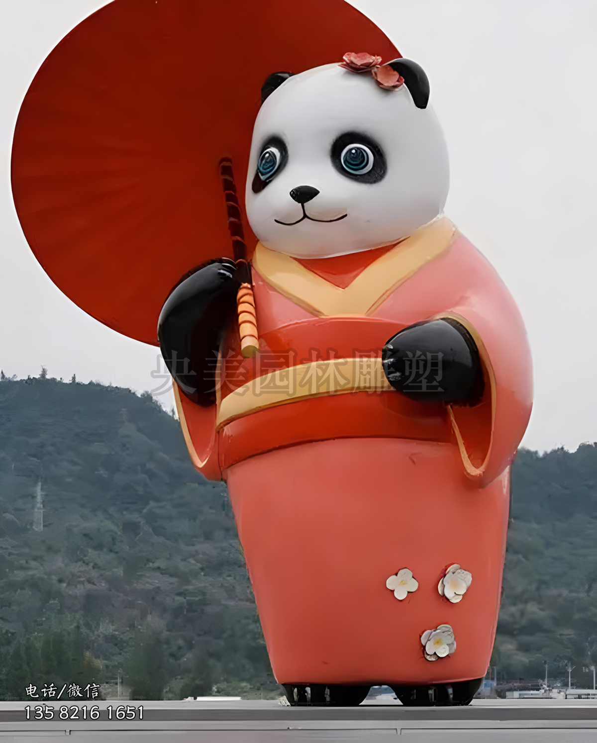 國風打傘的卡通熊貓雕塑造型