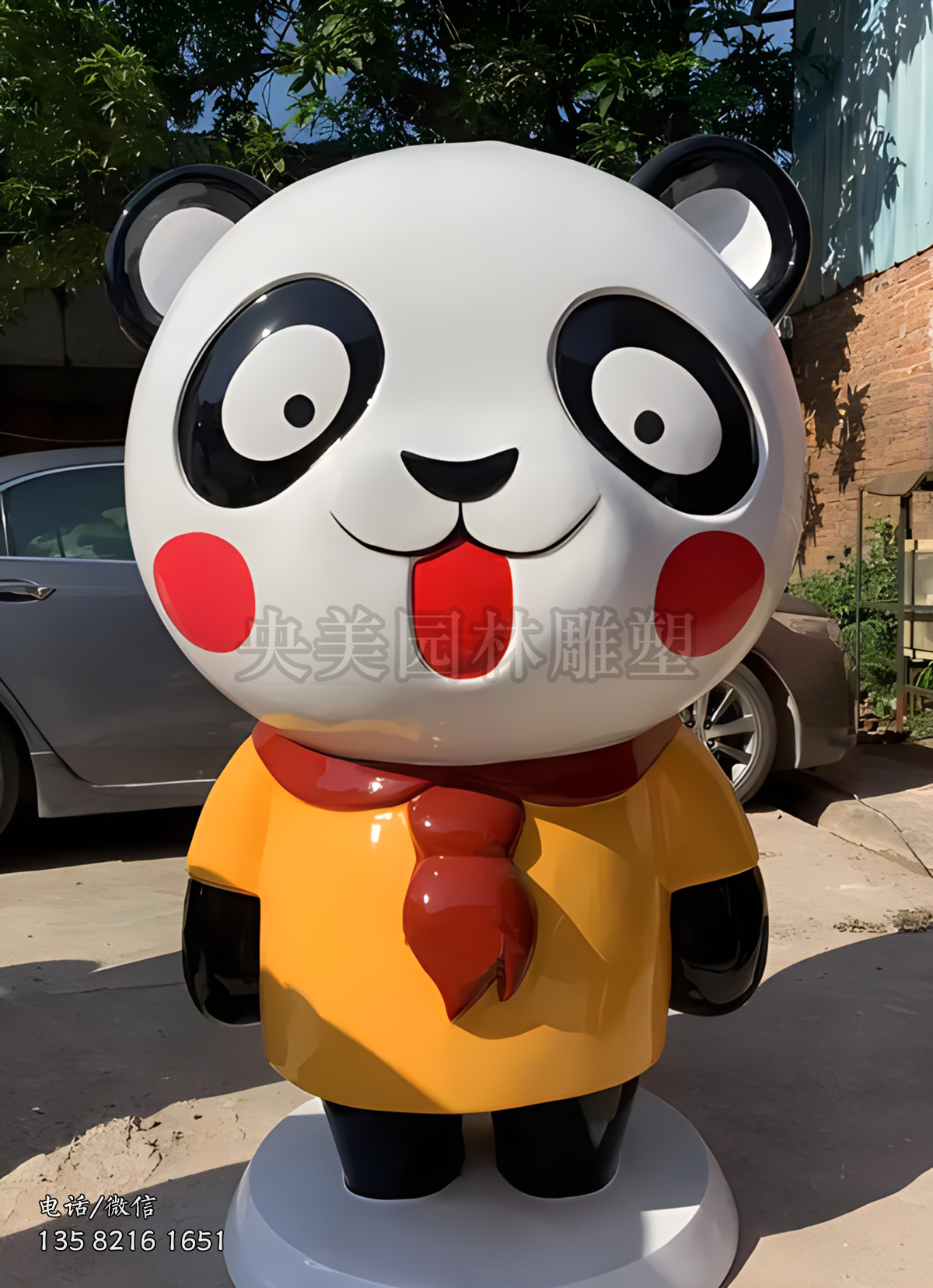 系紅領(lǐng)巾的卡通熊貓雕塑