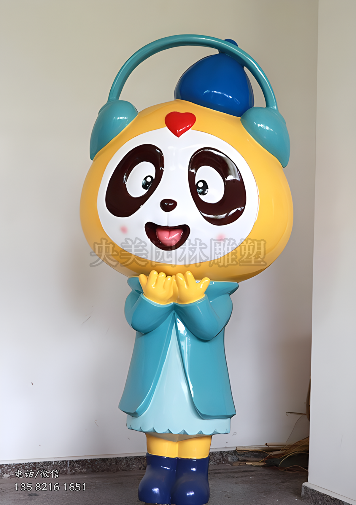 戴耳機(jī)聽歌的卡通熊貓雕塑