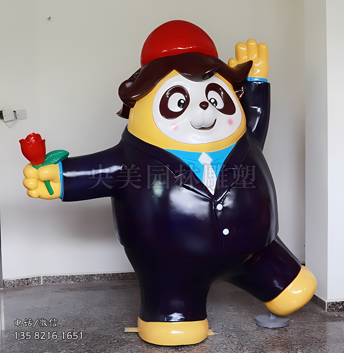 手拿鮮花跳舞的卡通熊貓雕塑