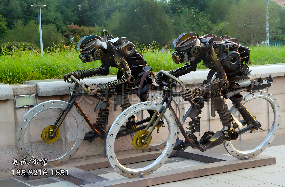 騎自行車的生化戰(zhàn)士雕塑