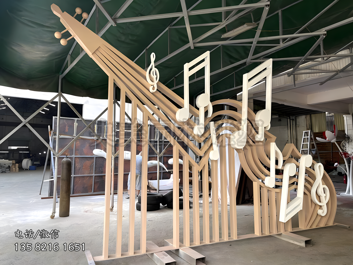 音符裝飾的抽象大提琴雕塑