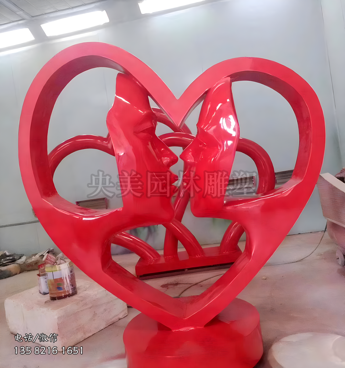 兩張面孔組成的愛心雕塑