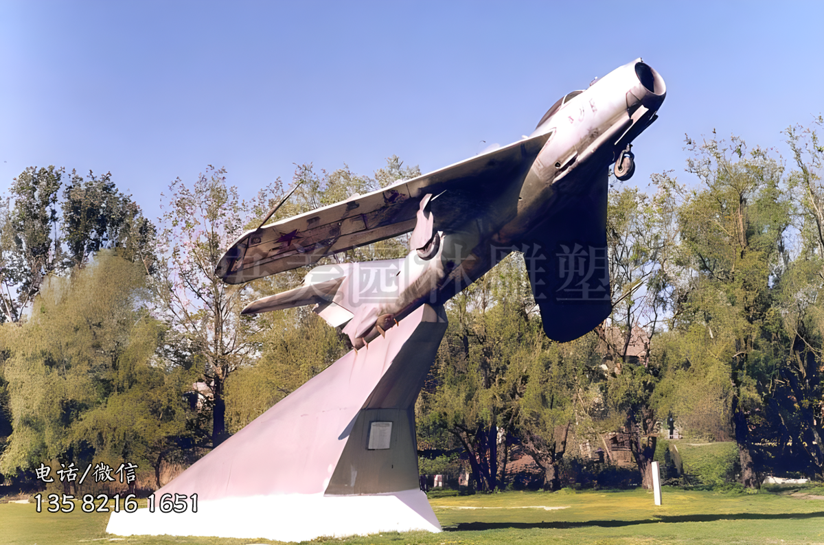 二戰(zhàn)時(shí)期的飛機(jī)造型雕塑