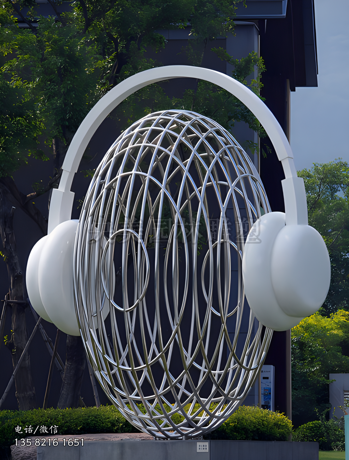 頭戴耳機的抽象人物頭部造型雕塑