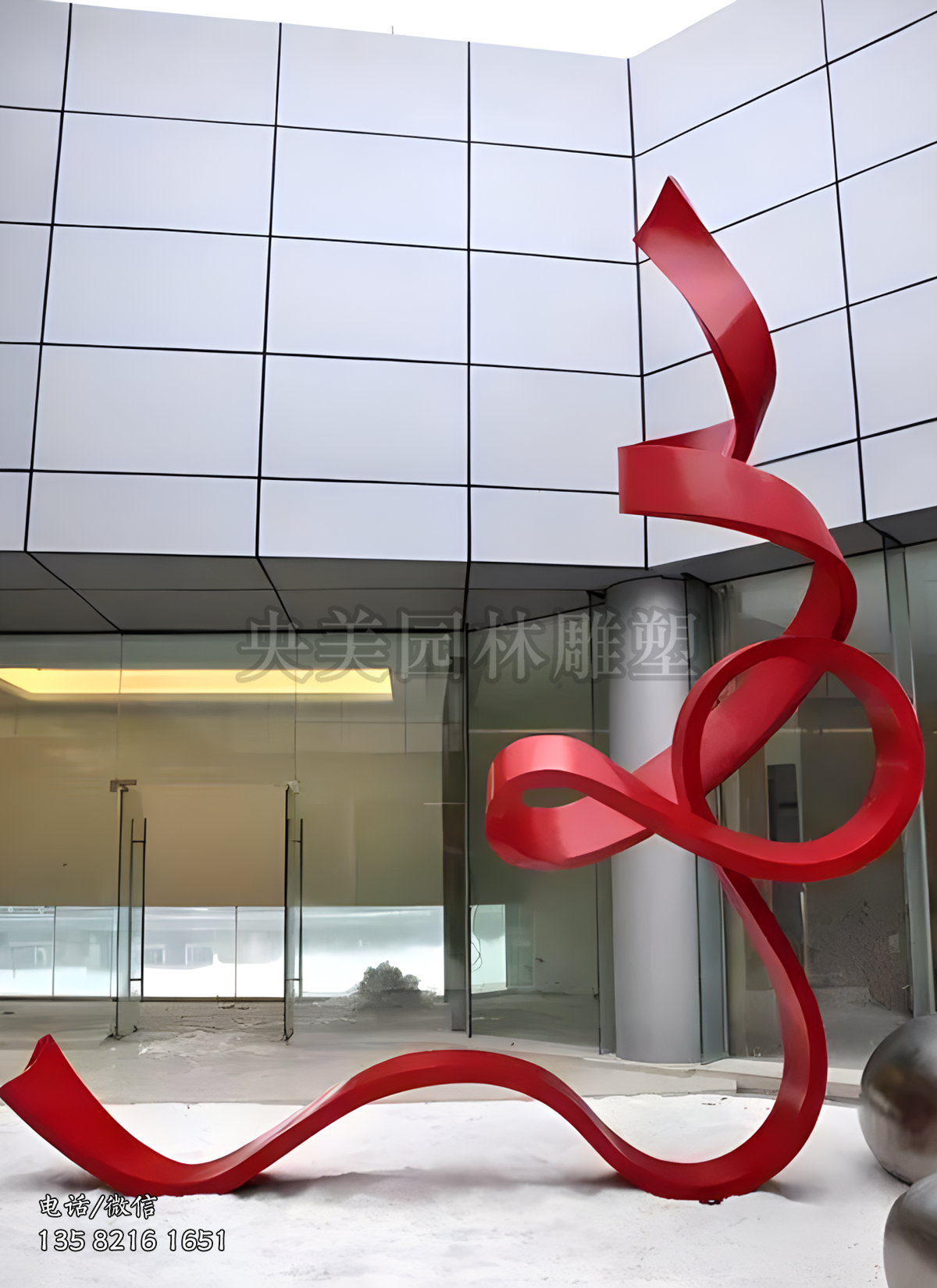 紅色不銹鋼流動(dòng)的飄帶雕塑